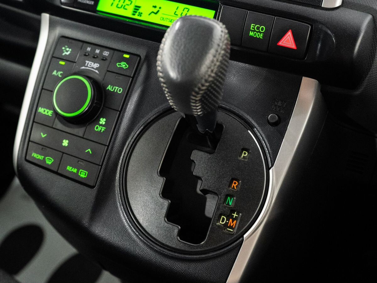 Toyota Wish 2011 - фото автомобиля