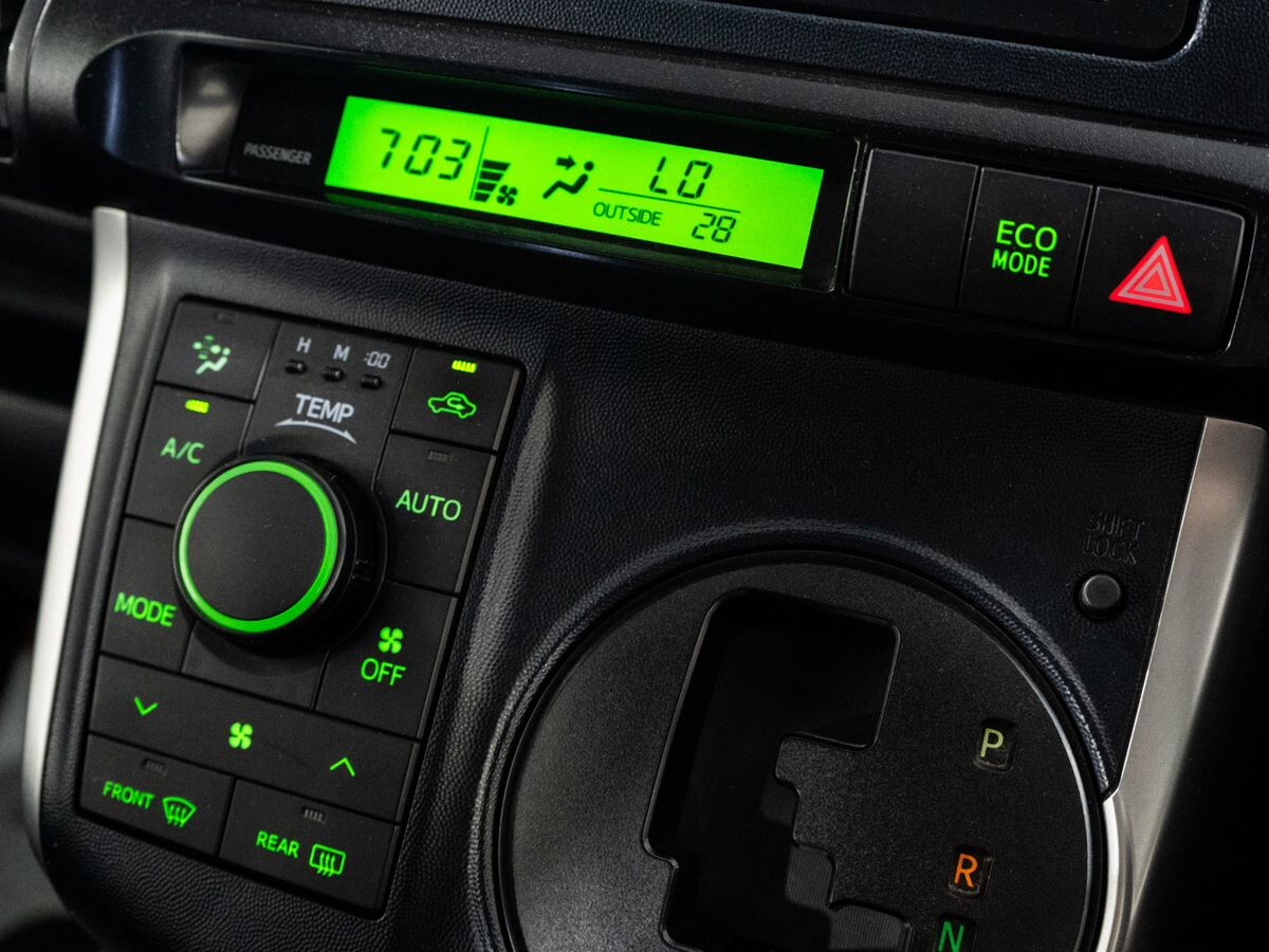 Toyota Wish 2011 - фото автомобиля