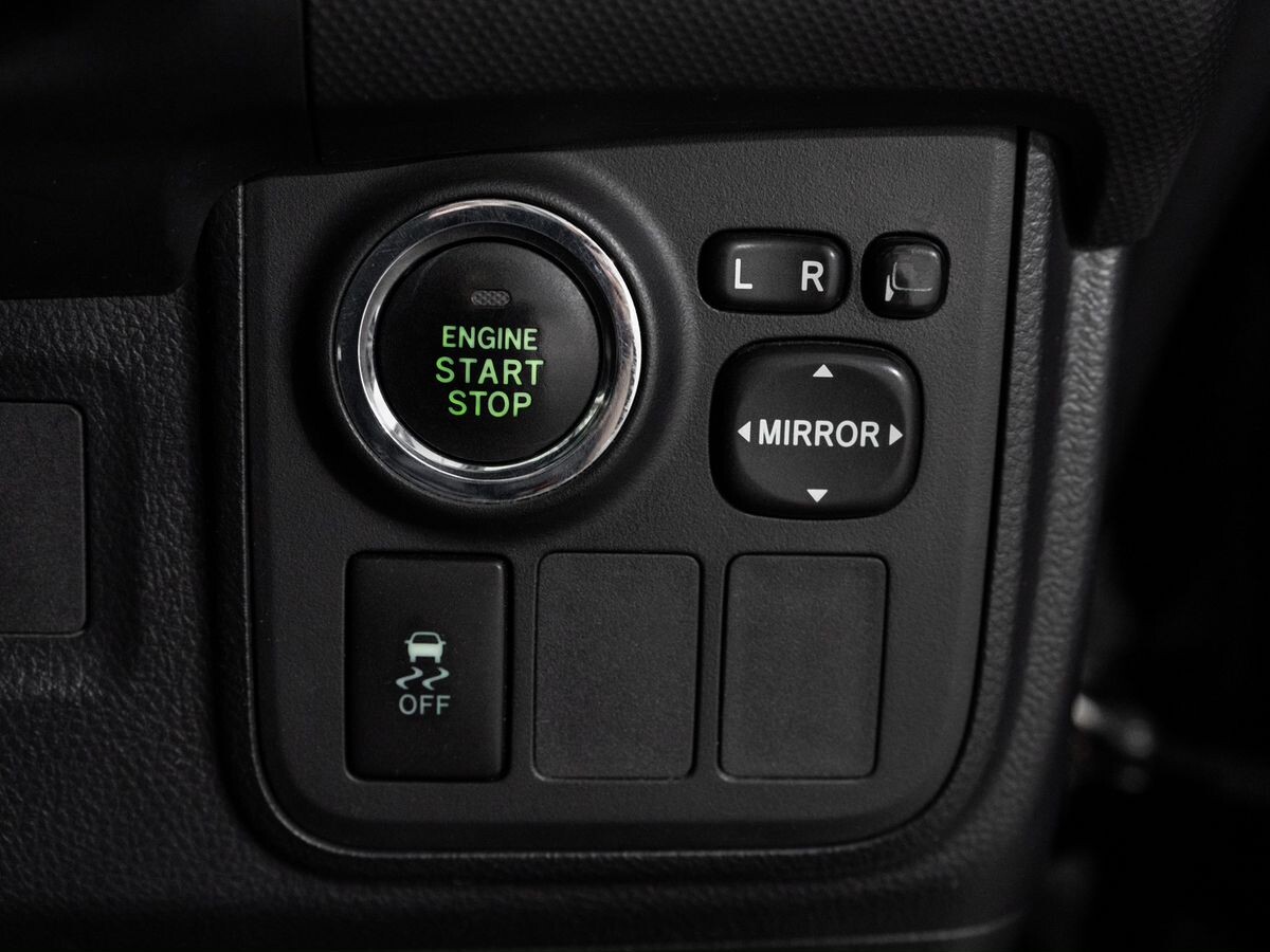 Toyota Wish 2011 - фото автомобиля