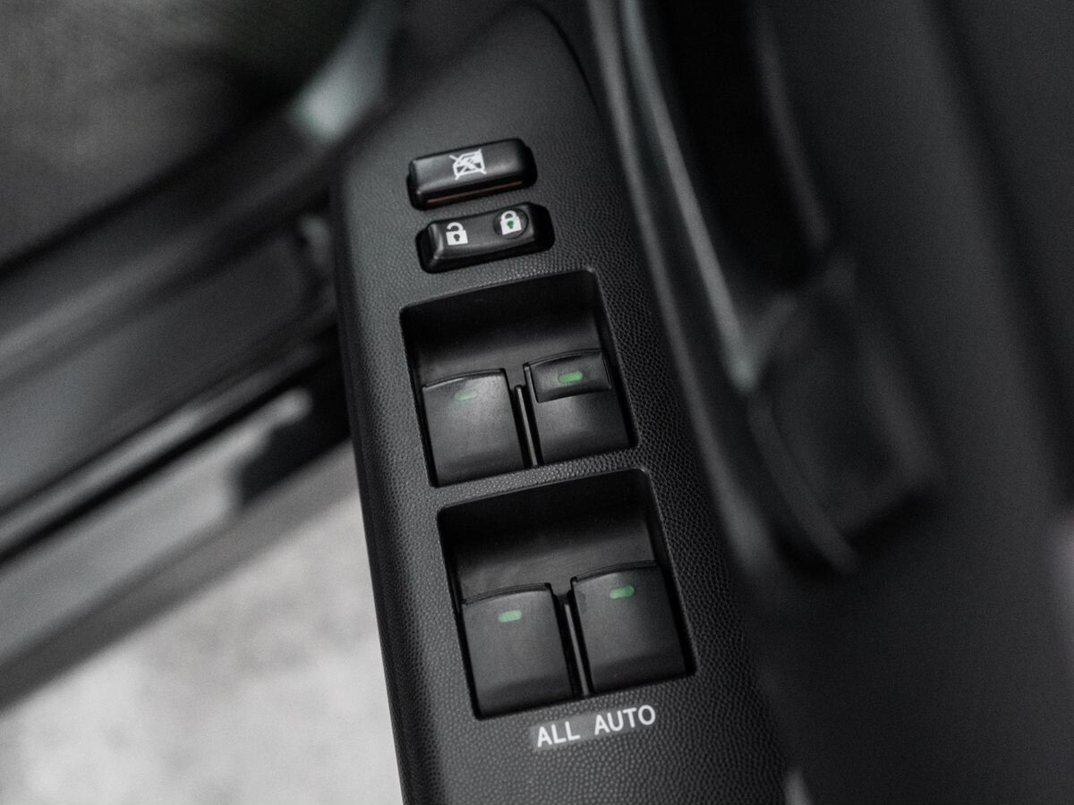 Toyota Wish 2011 - фото автомобиля