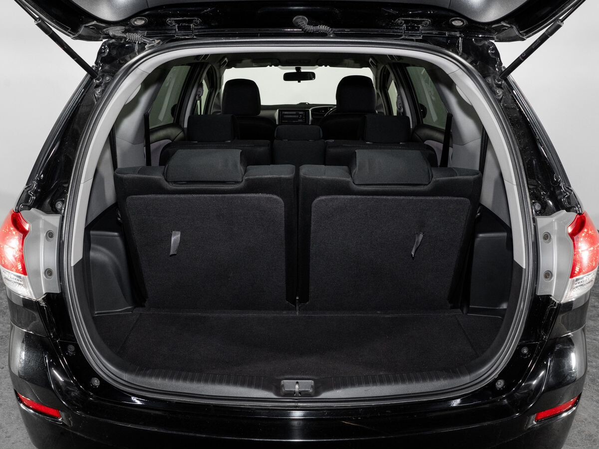 Toyota Wish 2011 - фото автомобиля