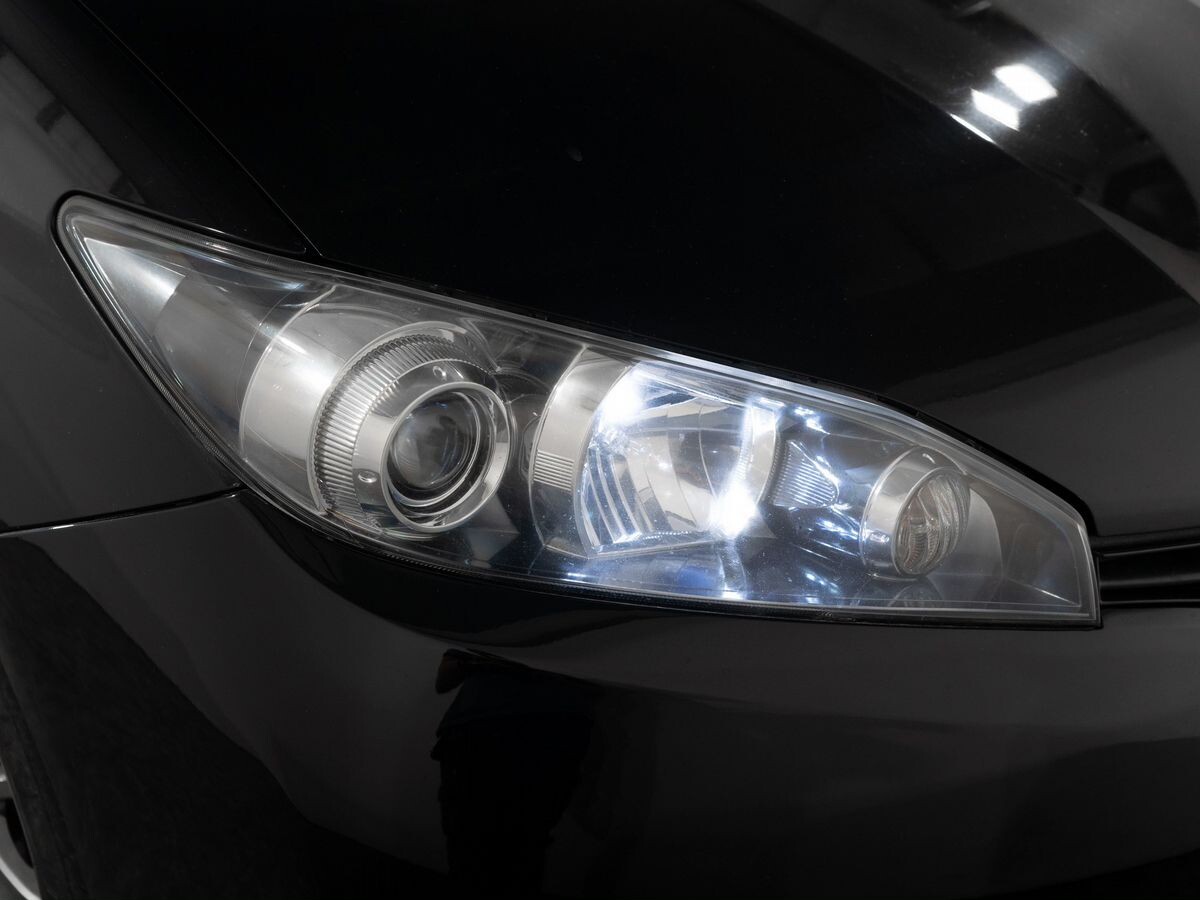 Toyota Wish 2011 - фото автомобиля