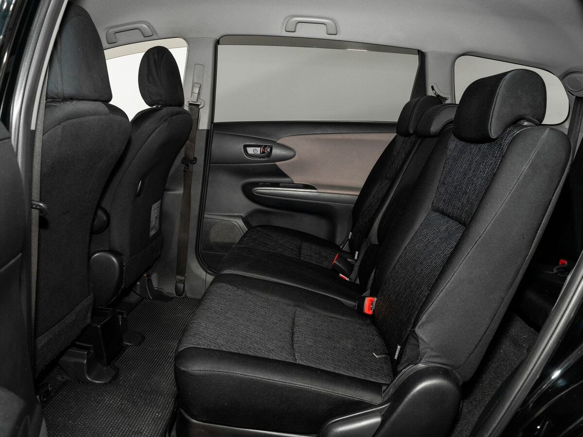 Toyota Wish 2011 - фото автомобиля