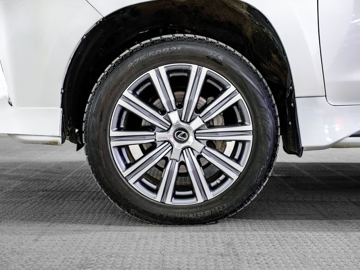 Lexus LX570 2017 - фото автомобиля