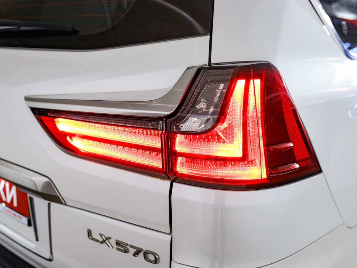 Lexus LX570 2017 - фото автомобиля