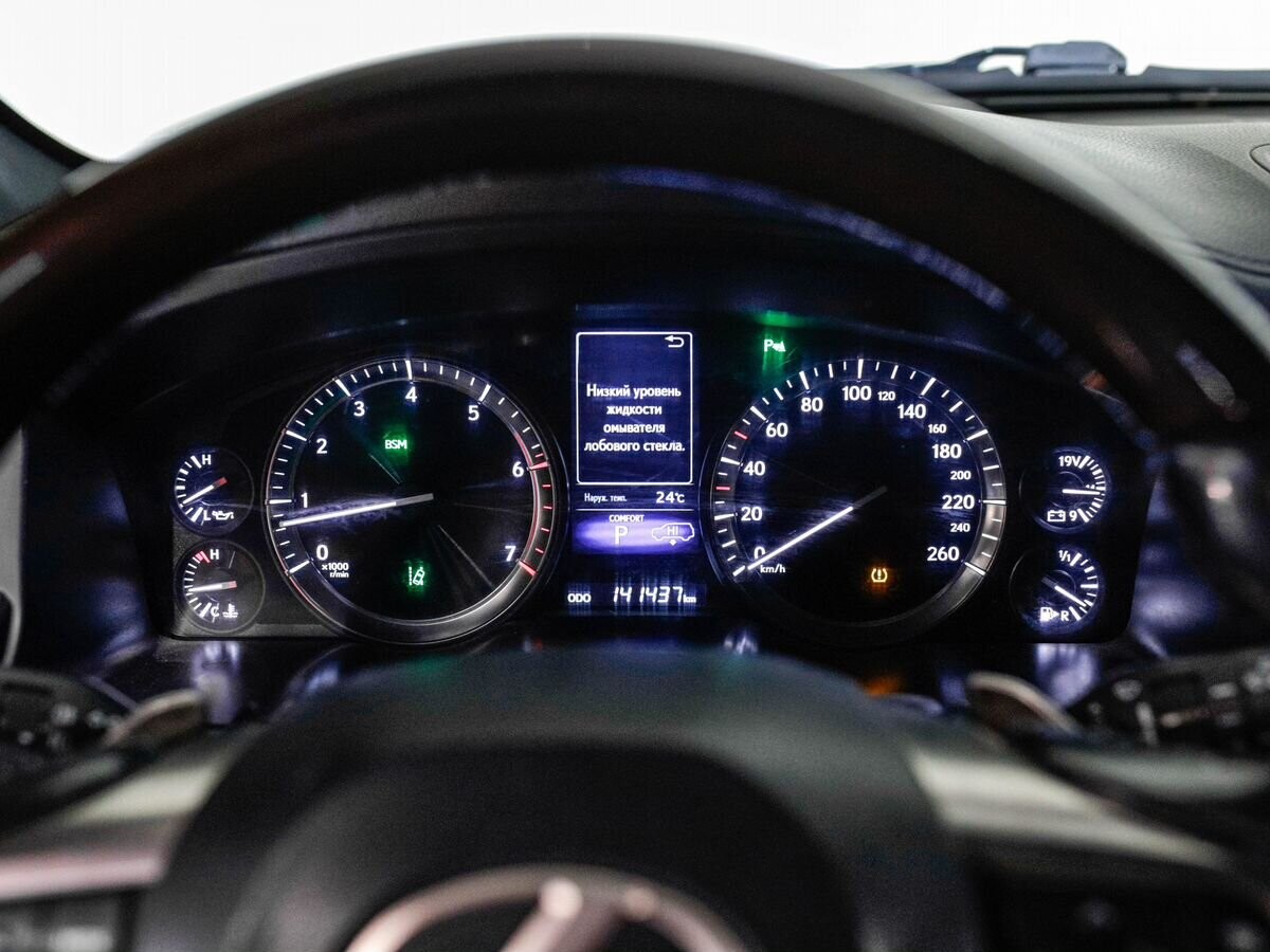 Lexus LX570 2017 - фото автомобиля