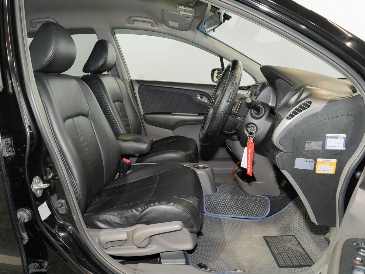 Honda Stream 2011 - фото автомобиля