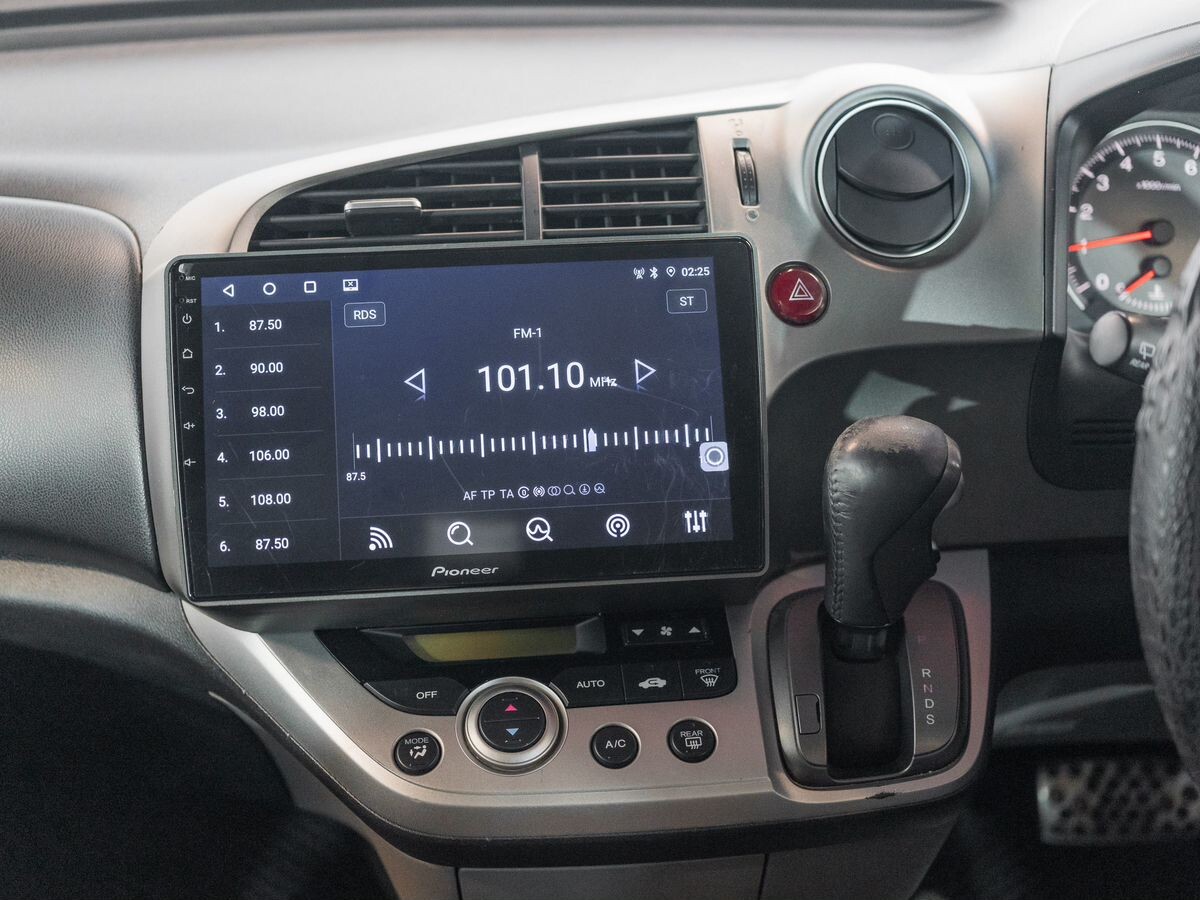 Honda Stream 2011 - фото автомобиля