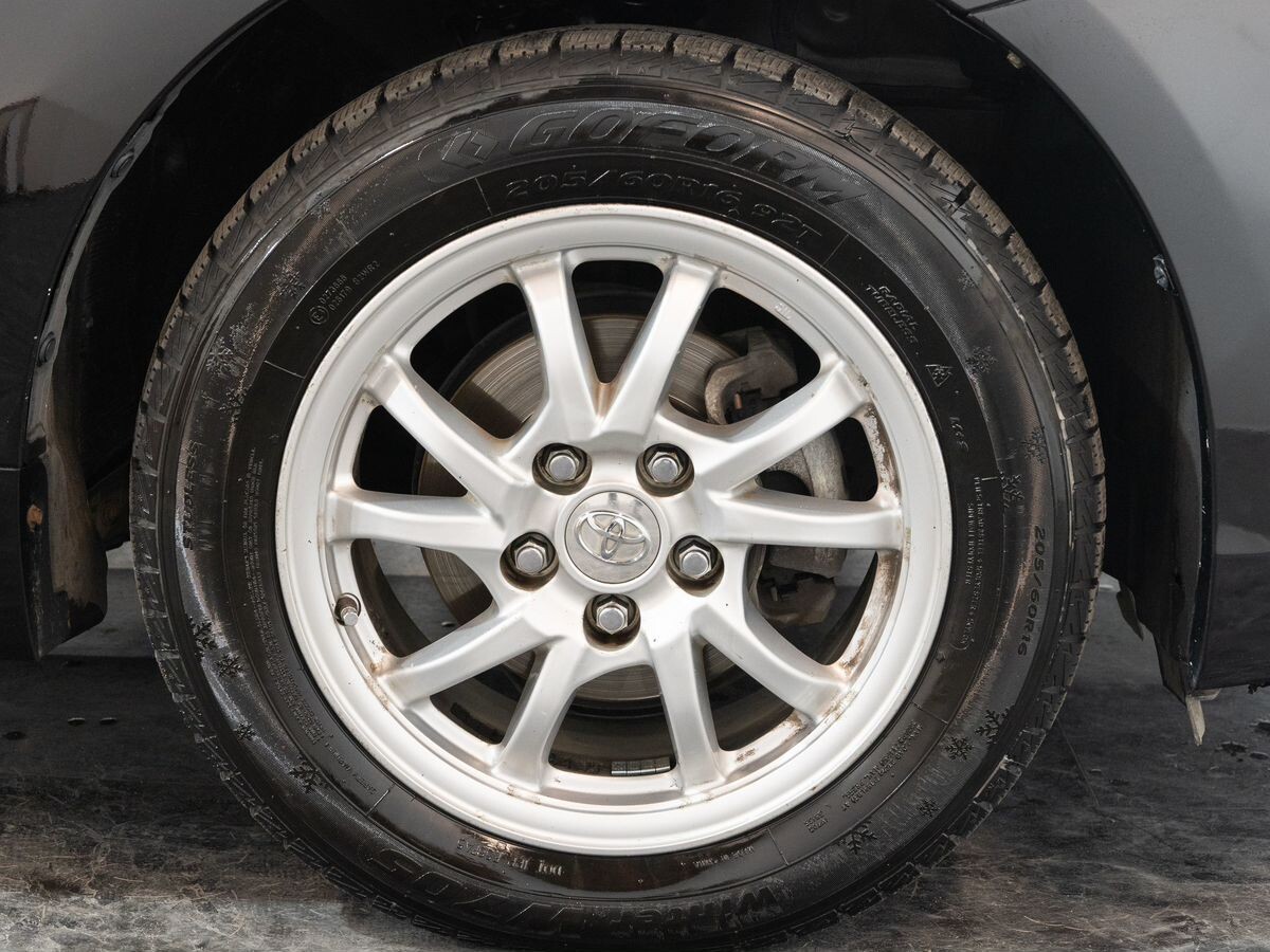 Toyota Prius Alpha 2013 - фото автомобиля