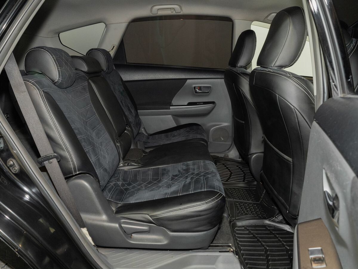 Toyota Prius Alpha 2013 - фото автомобиля