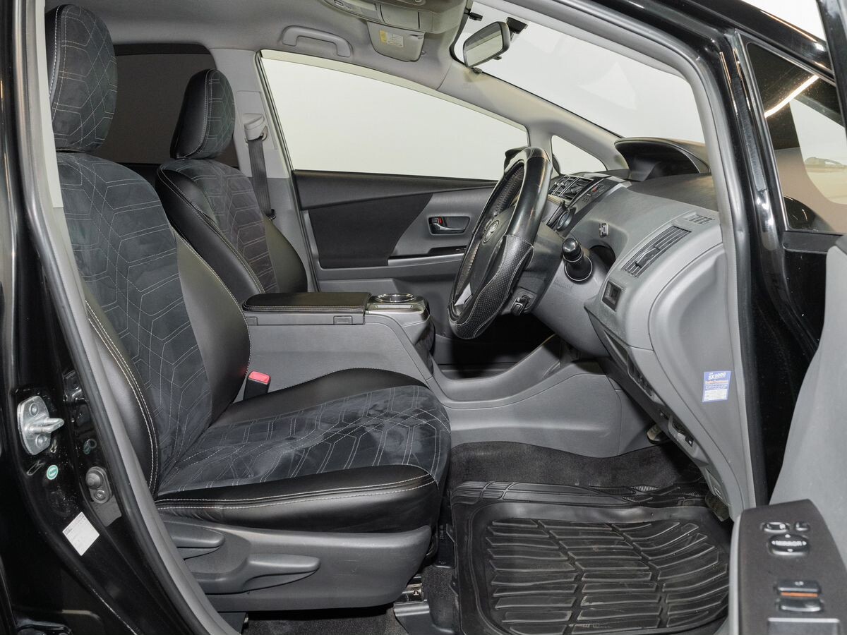 Toyota Prius Alpha 2013 - фото автомобиля
