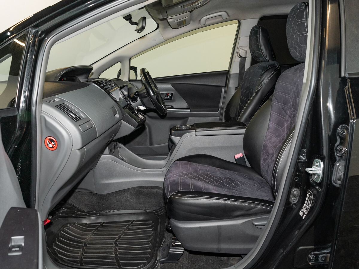 Toyota Prius Alpha 2013 - фото автомобиля
