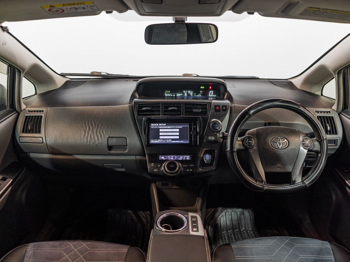 Toyota Prius Alpha 2013 - фото автомобиля
