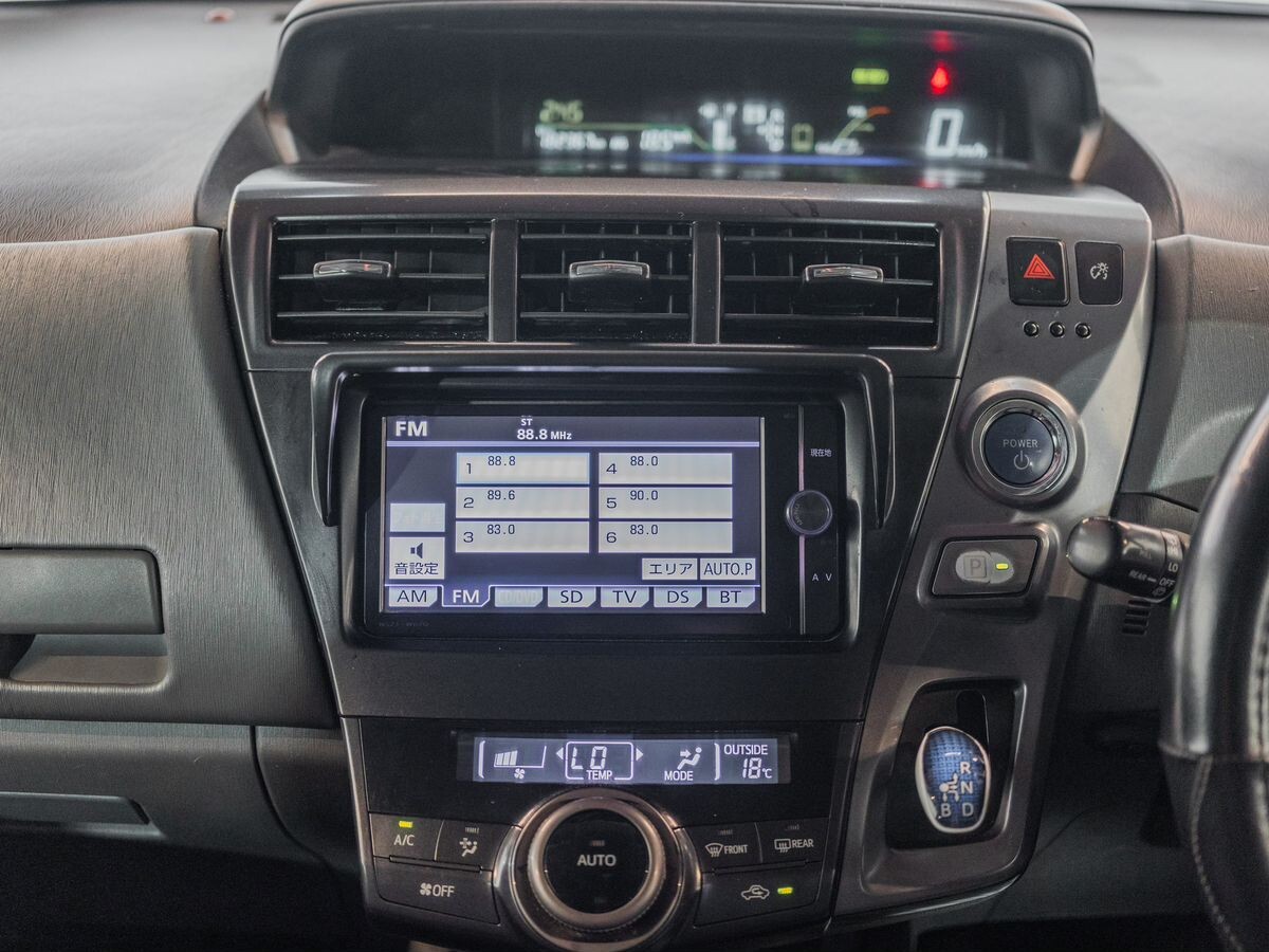 Toyota Prius Alpha 2013 - фото автомобиля