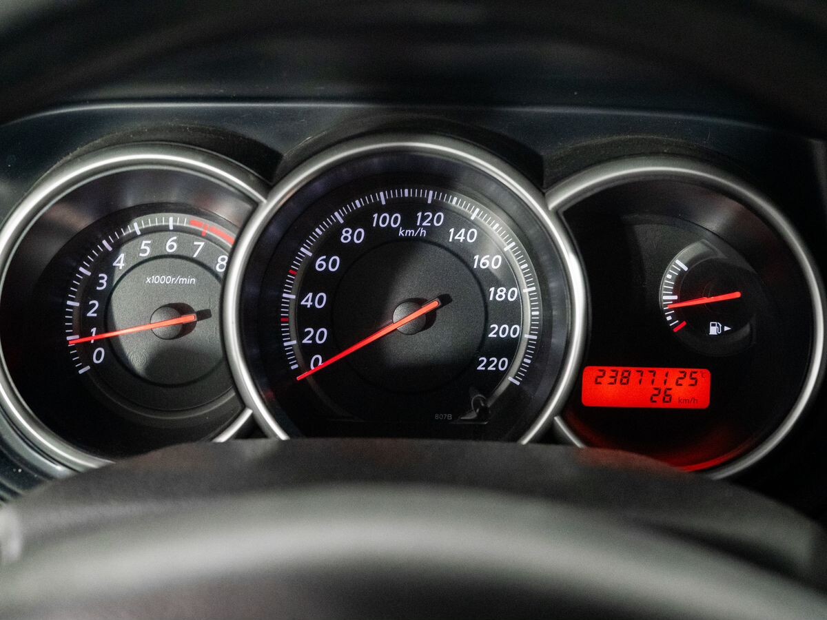 Nissan Tiida 2010 - фото автомобиля
