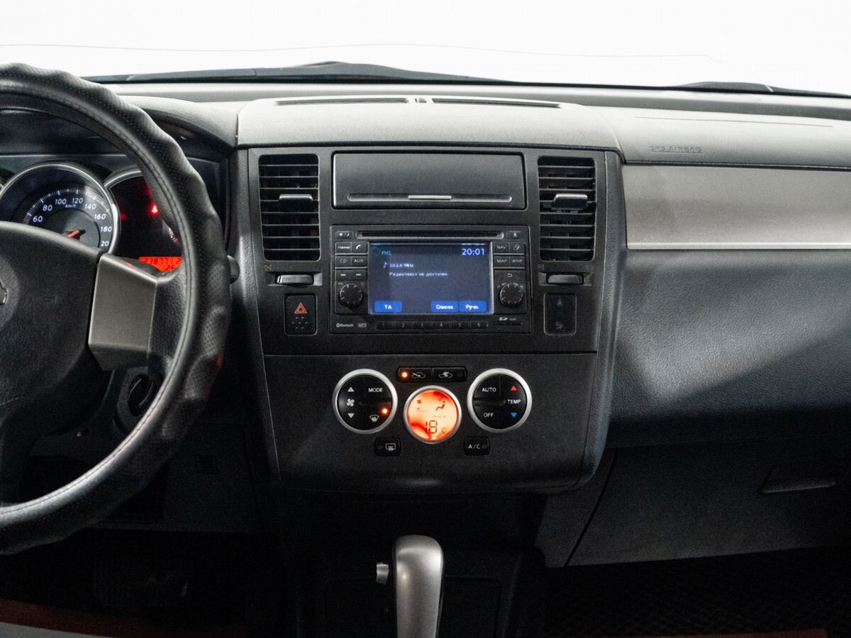 Nissan Tiida 2010 - фото автомобиля