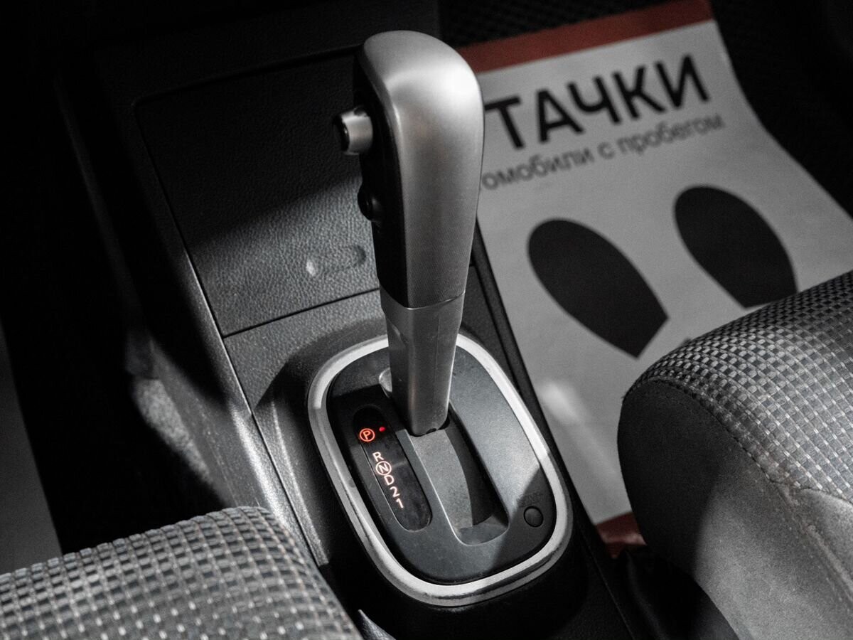 Nissan Tiida 2010 - фото автомобиля