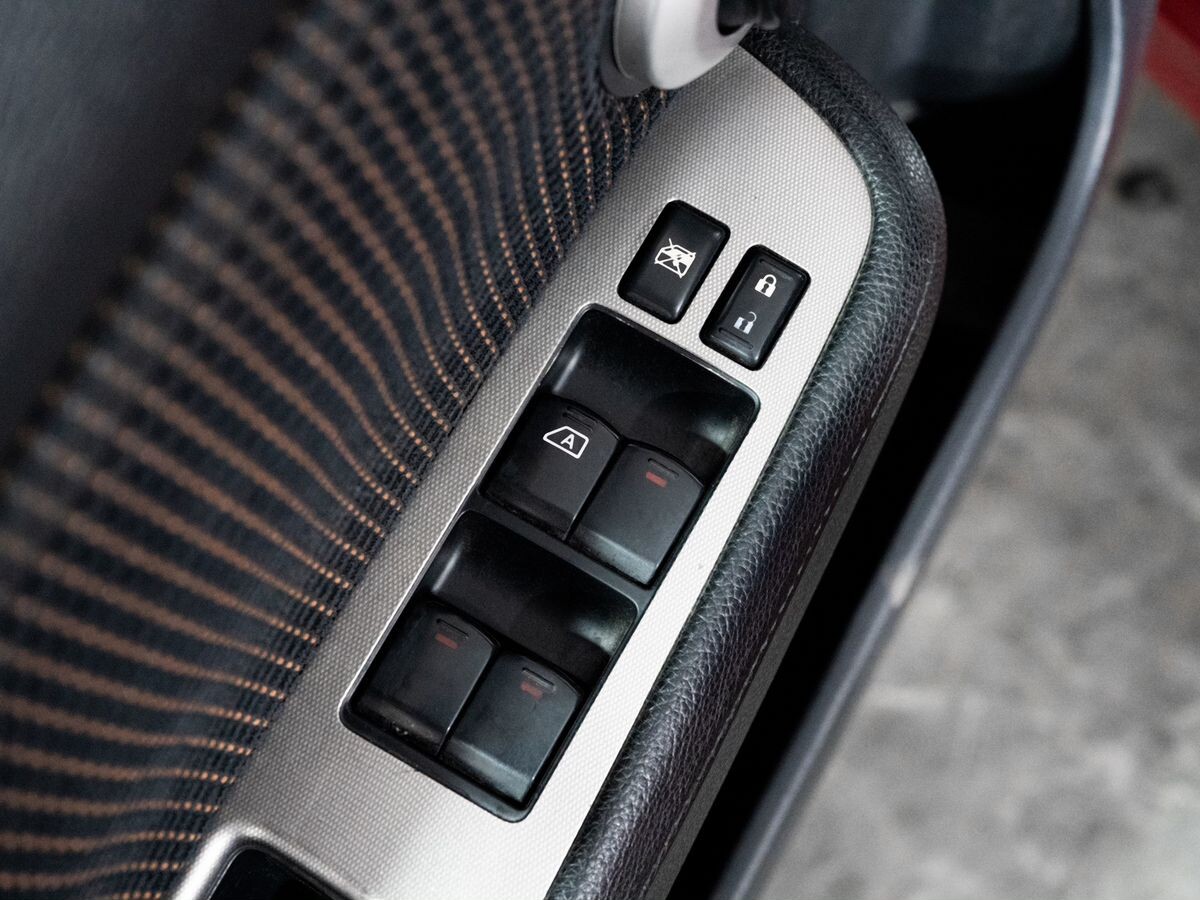 Nissan Tiida 2010 - фото автомобиля