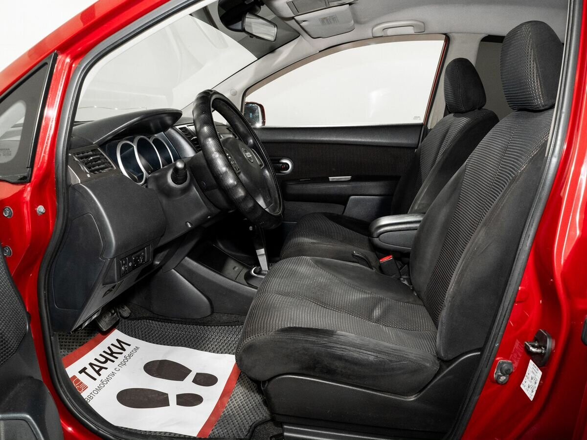Nissan Tiida 2010 - фото автомобиля