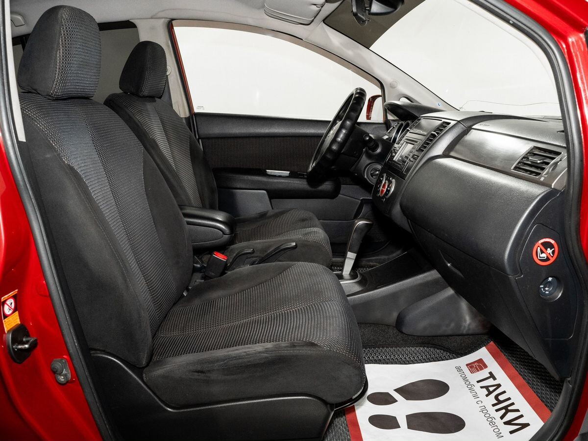 Nissan Tiida 2010 - фото автомобиля