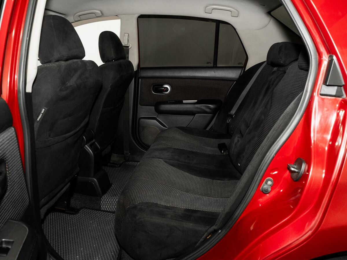 Nissan Tiida 2010 - фото автомобиля
