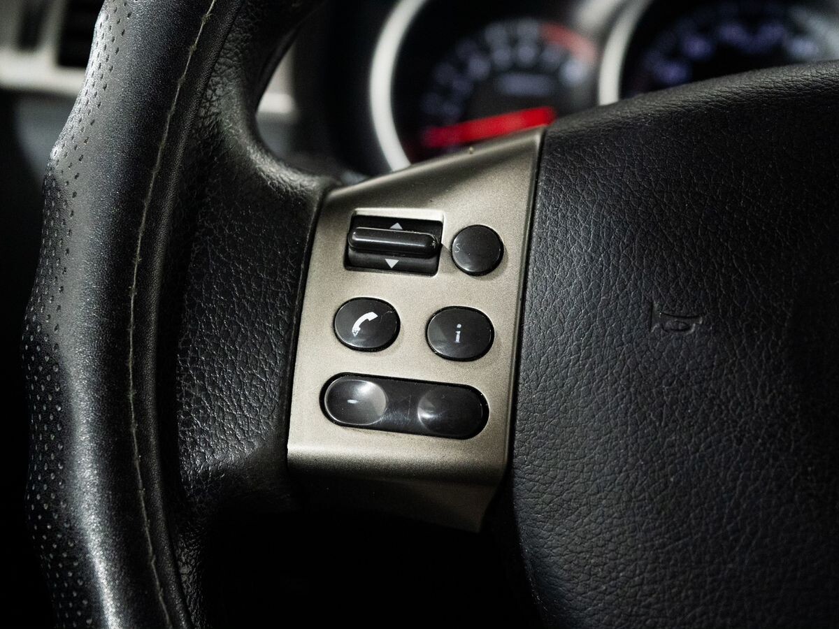 Nissan Tiida 2010 - фото автомобиля