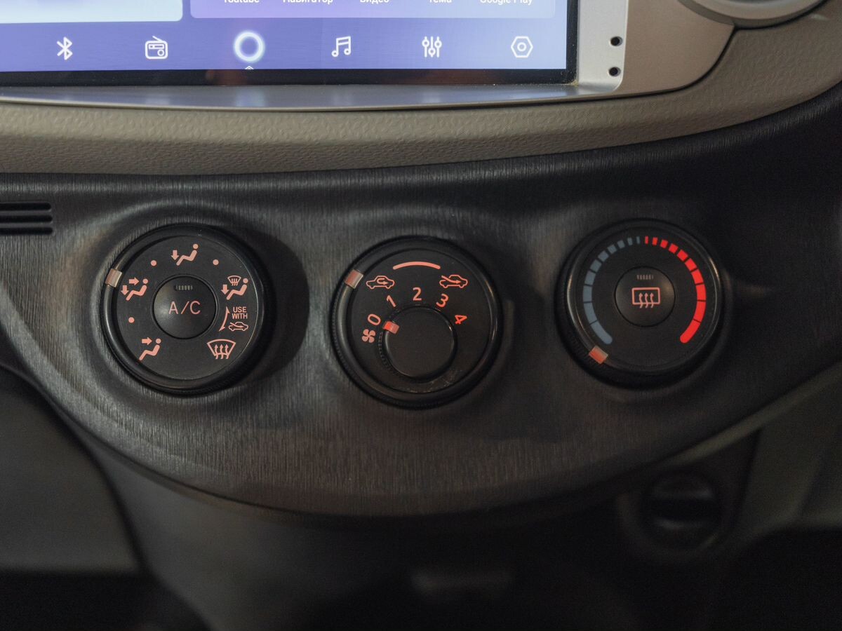Toyota Vitz 2013 - фото автомобиля