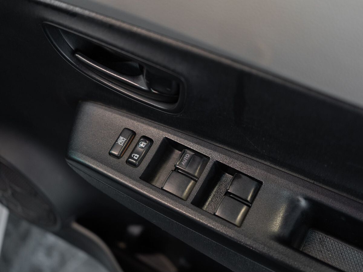 Toyota Vitz 2013 - фото автомобиля
