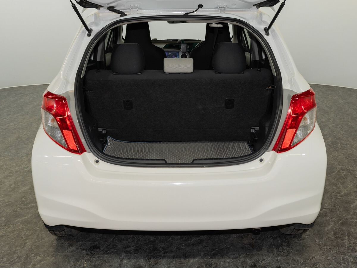Toyota Vitz 2013 - фото автомобиля