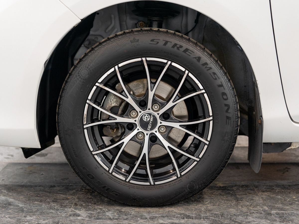 Toyota Vitz 2013 - фото автомобиля