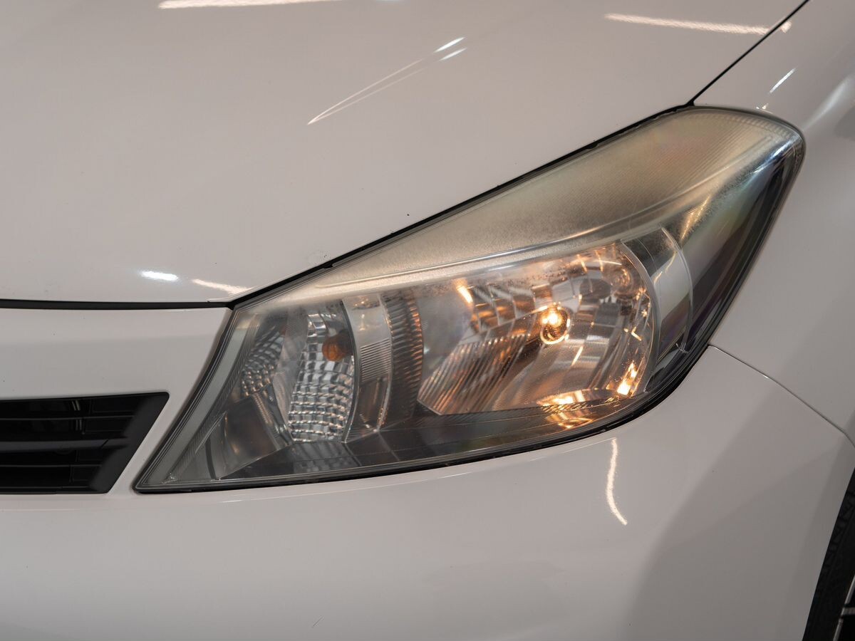 Toyota Vitz 2013 - фото автомобиля