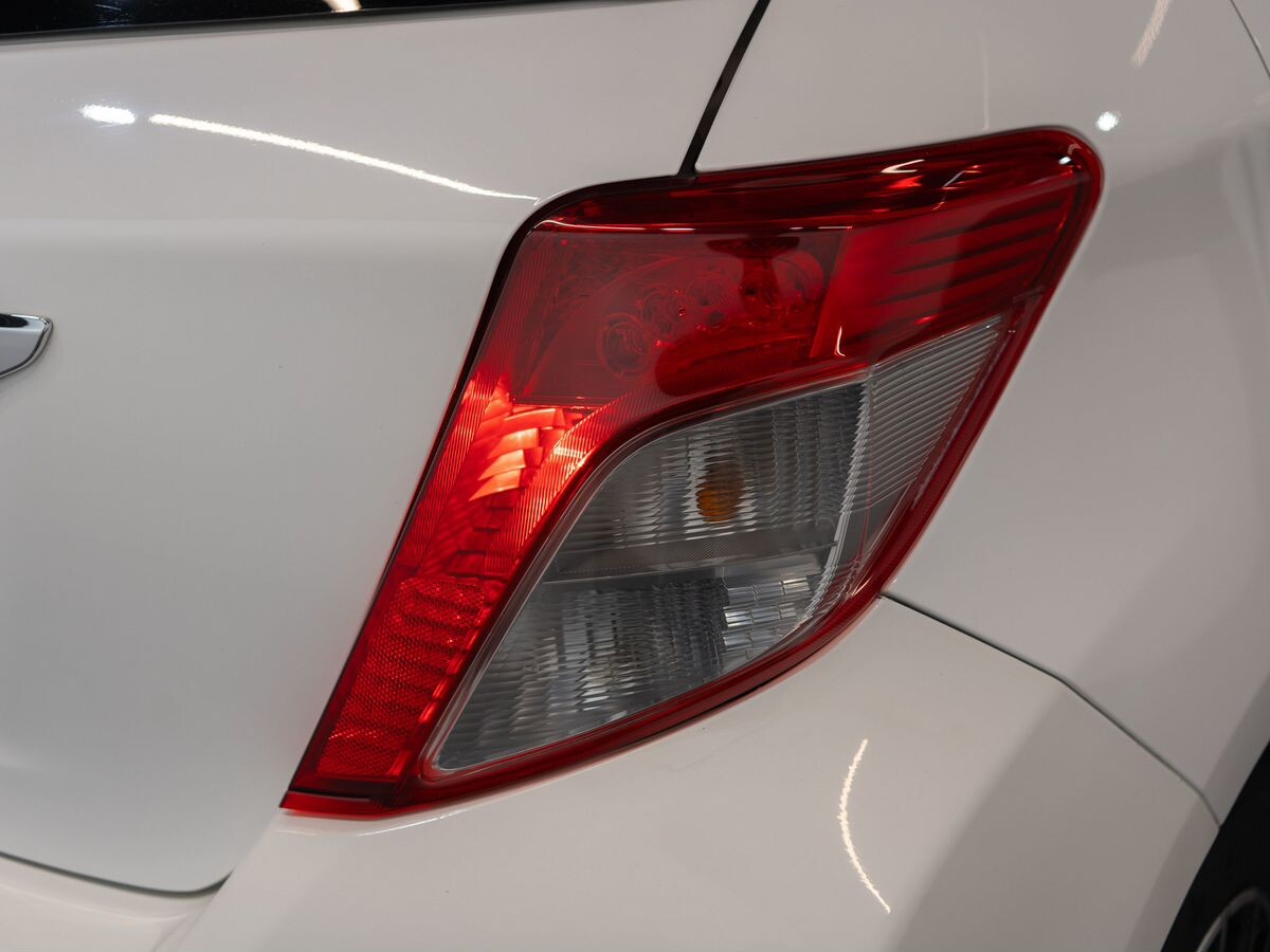 Toyota Vitz 2013 - фото автомобиля