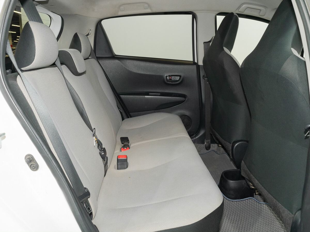 Toyota Vitz 2013 - фото автомобиля