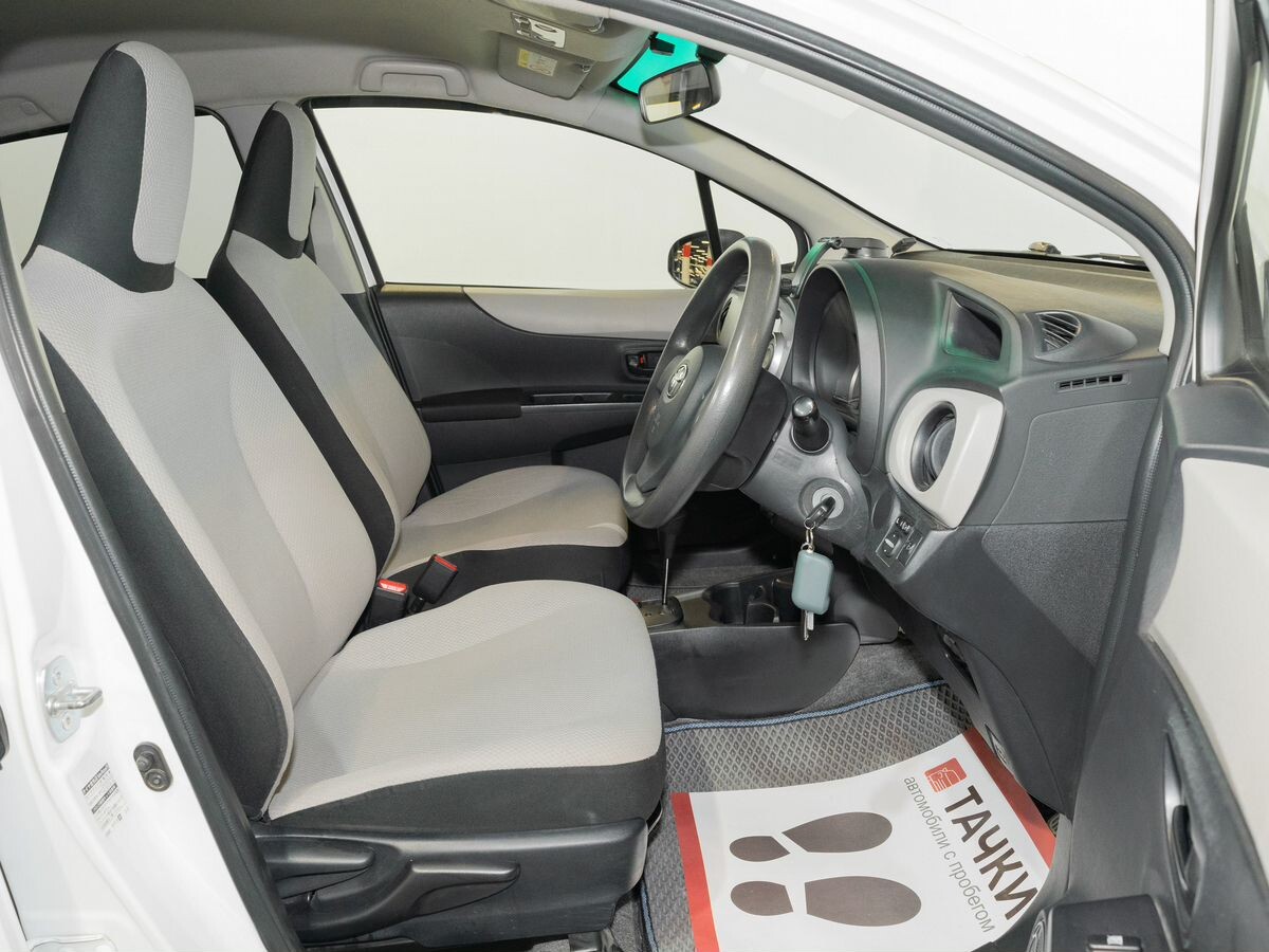 Toyota Vitz 2013 - фото автомобиля