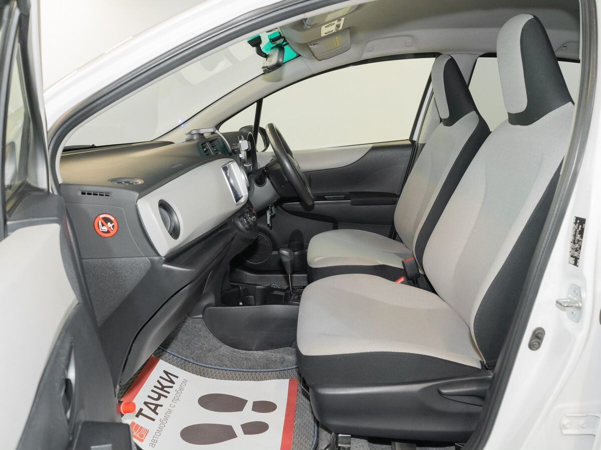 Toyota Vitz 2013 - фото автомобиля