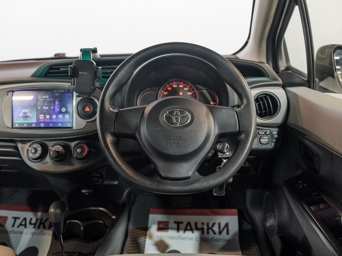 Toyota Vitz 2013 - фото автомобиля