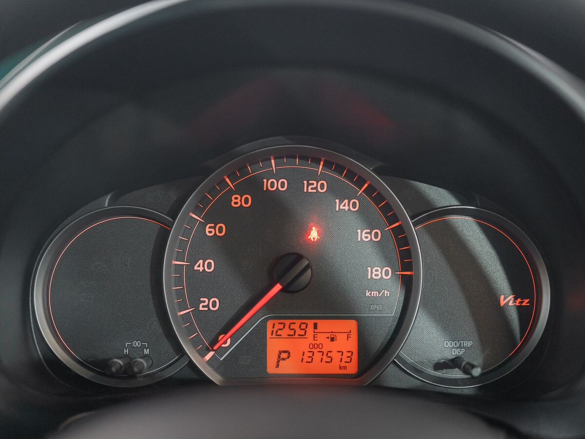 Toyota Vitz 2013 - фото автомобиля
