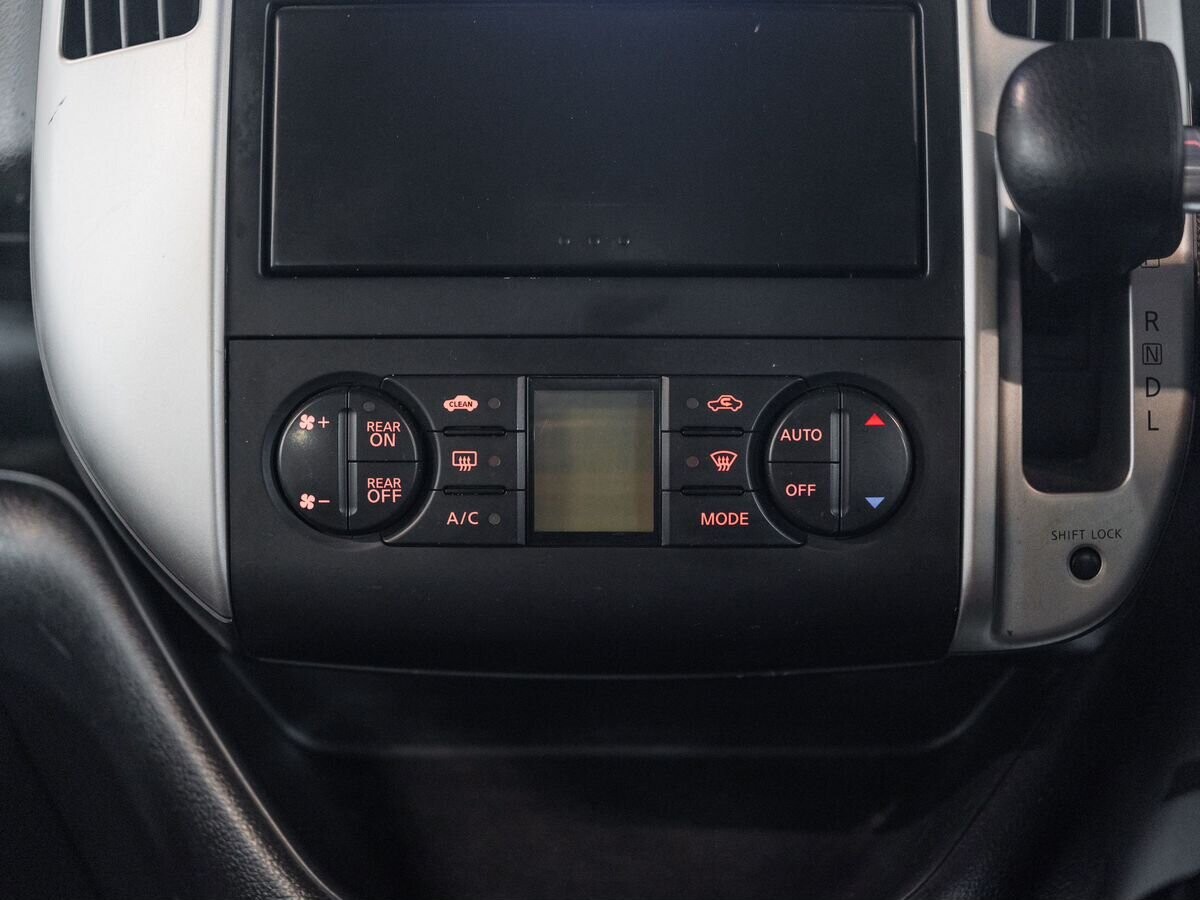 Nissan Serena 2010 - фото автомобиля