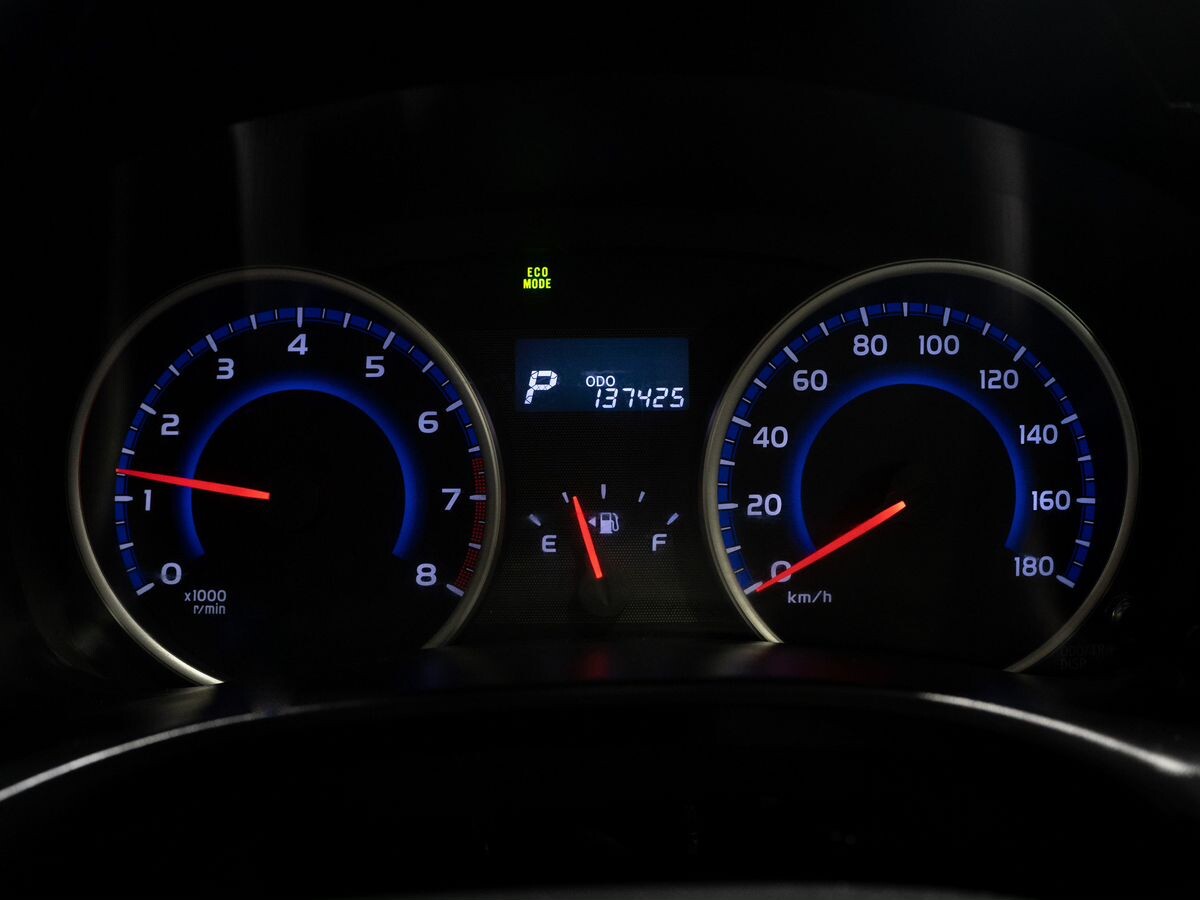 Toyota Wish 2012 - фото автомобиля