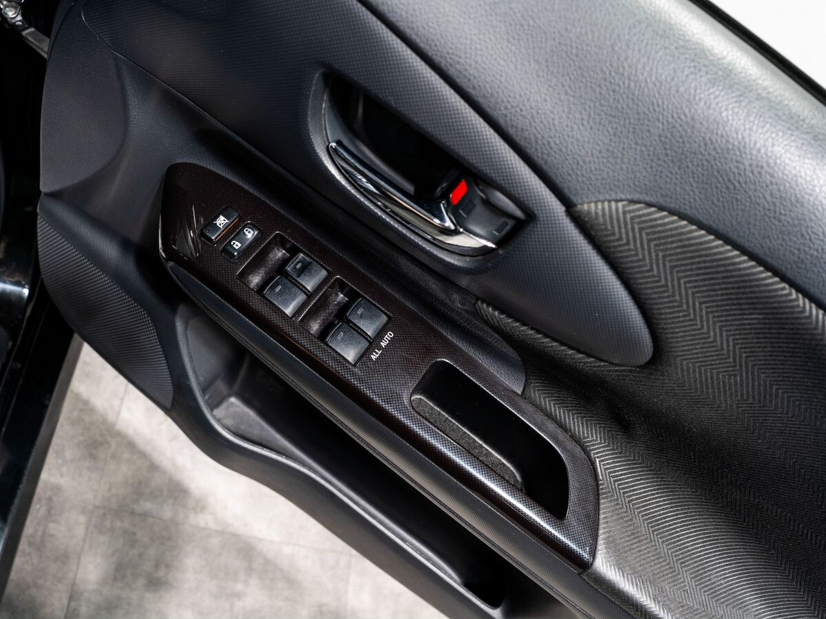 Toyota Wish 2012 - фото автомобиля