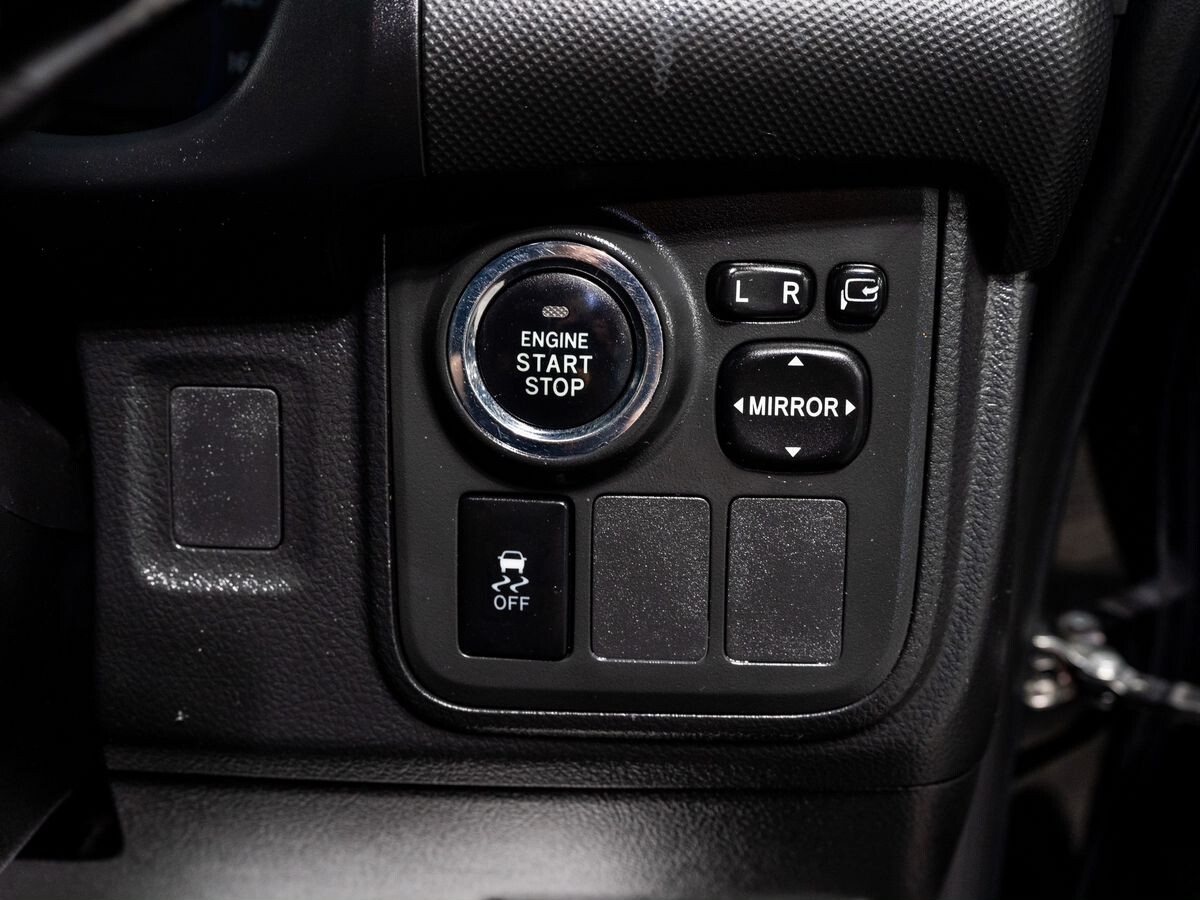 Toyota Wish 2012 - фото автомобиля