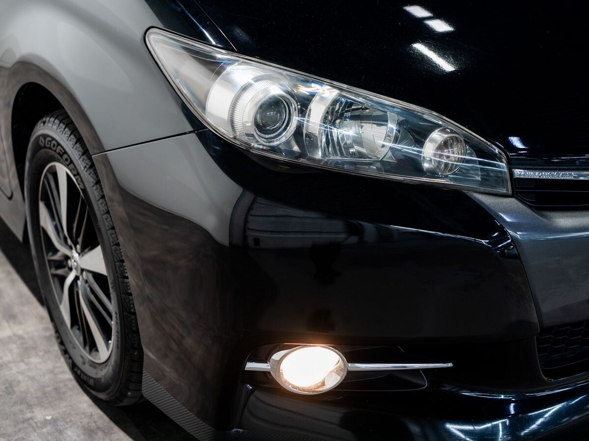 Toyota Wish 2012 - фото автомобиля