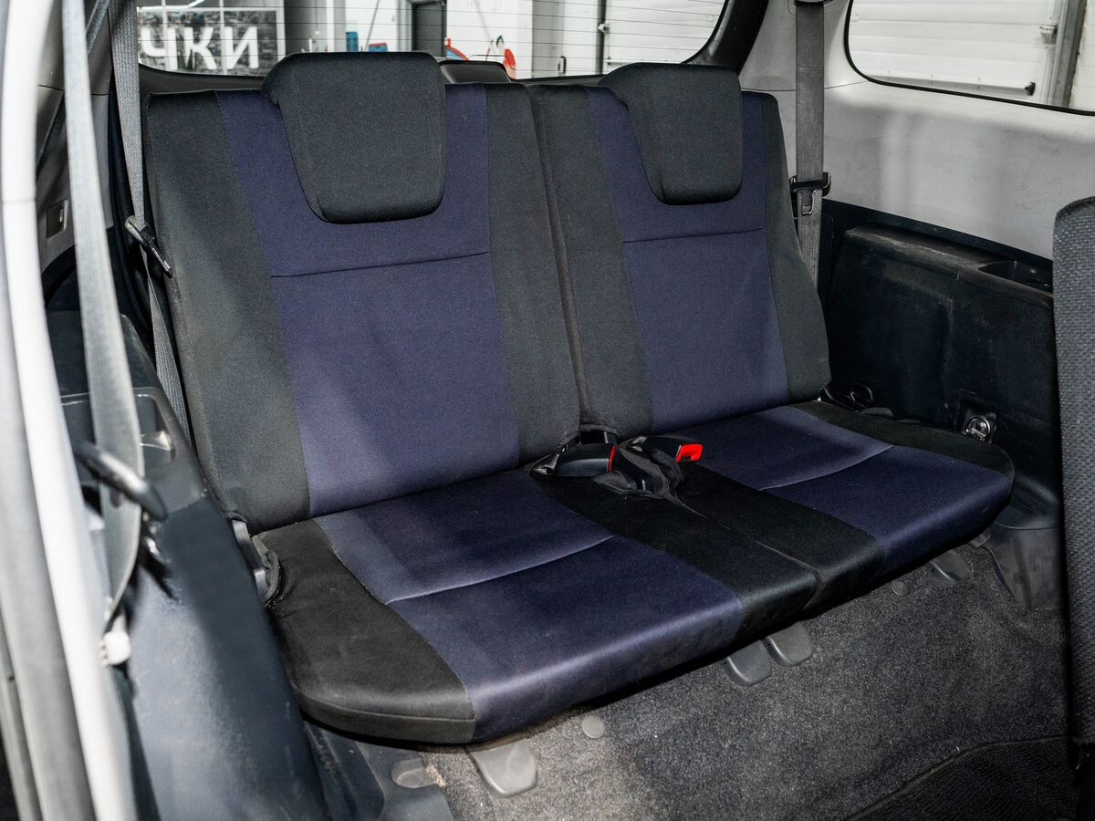 Toyota Wish 2012 - фото автомобиля
