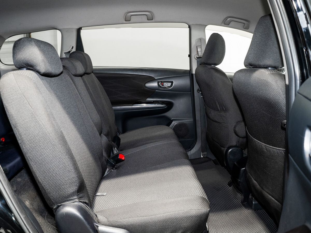 Toyota Wish 2012 - фото автомобиля