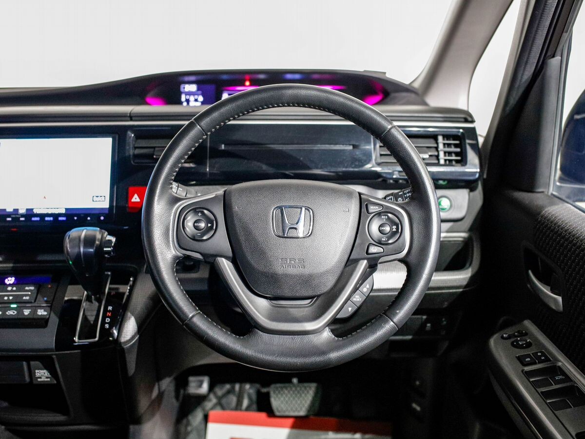Honda Stepwgn 2015 - фото автомобиля