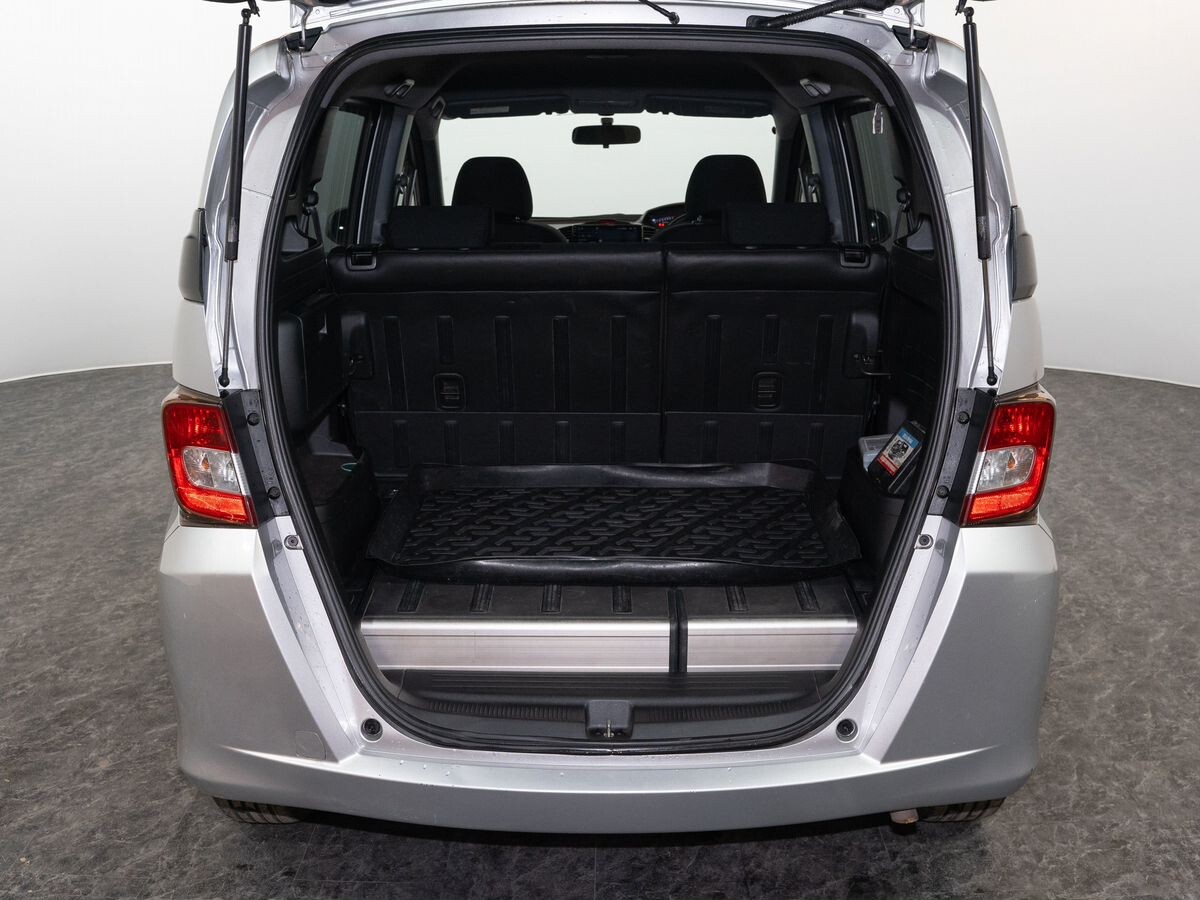 Honda Freed Spike 2010 - фото автомобиля