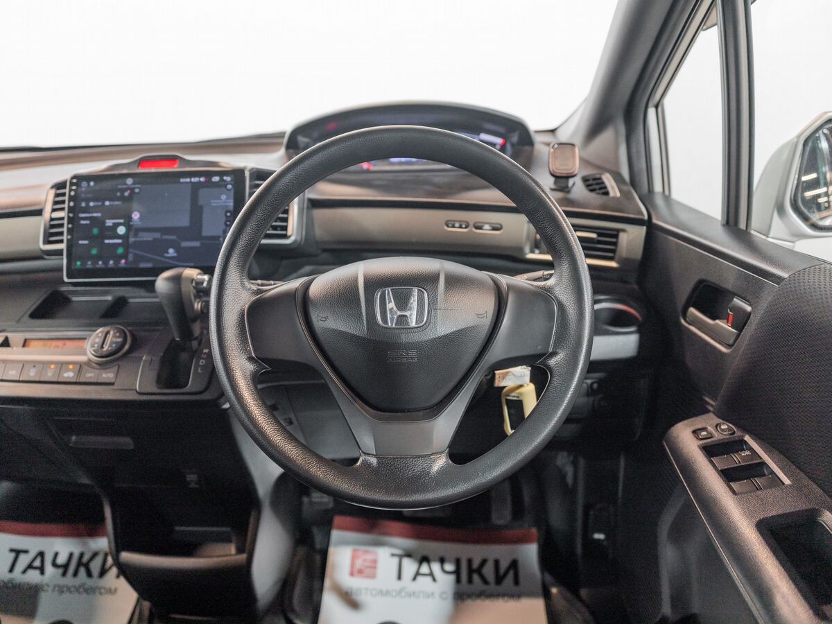 Honda Freed Spike 2010 - фото автомобиля