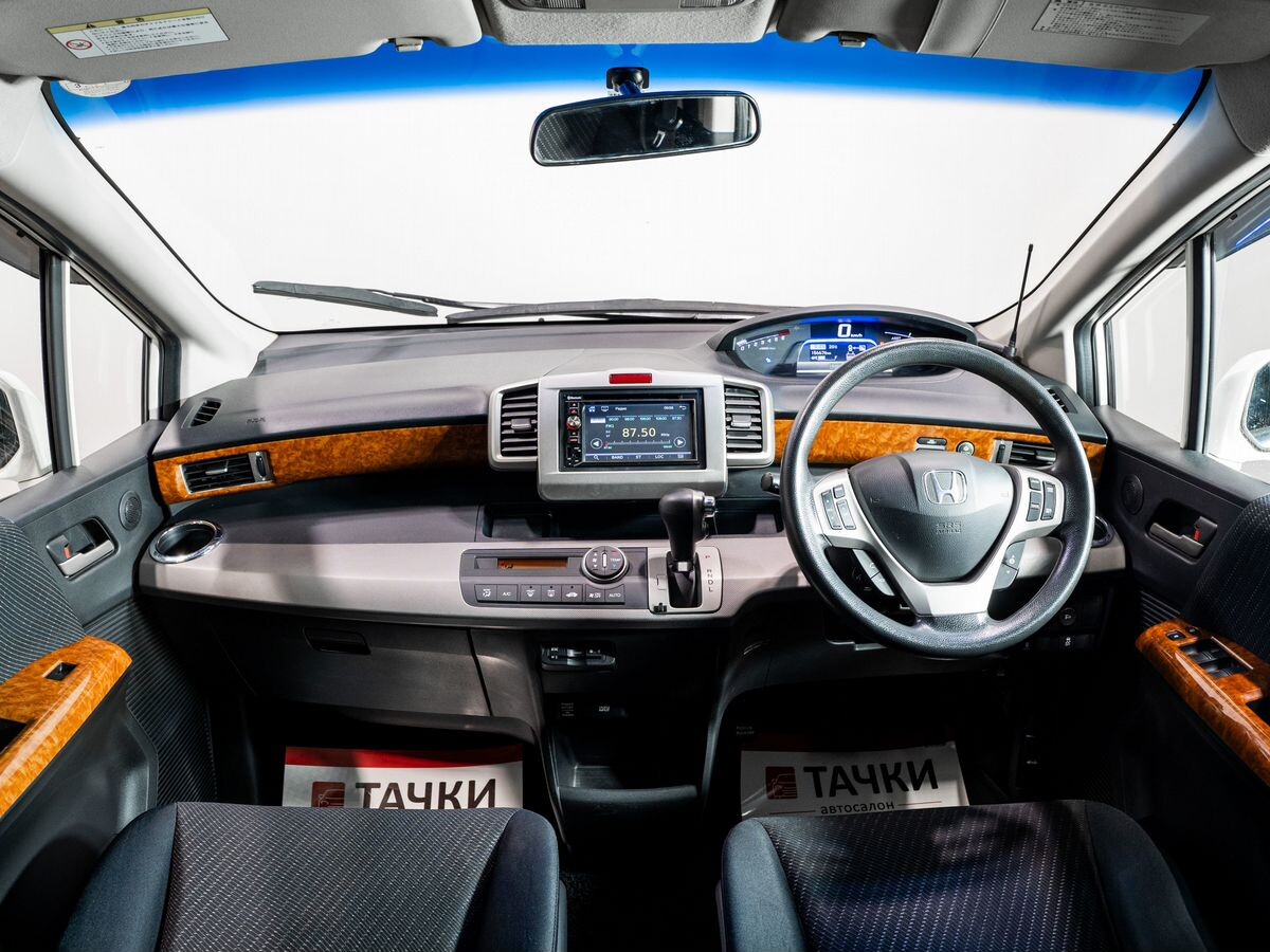 Honda Freed 2011 - фото автомобиля