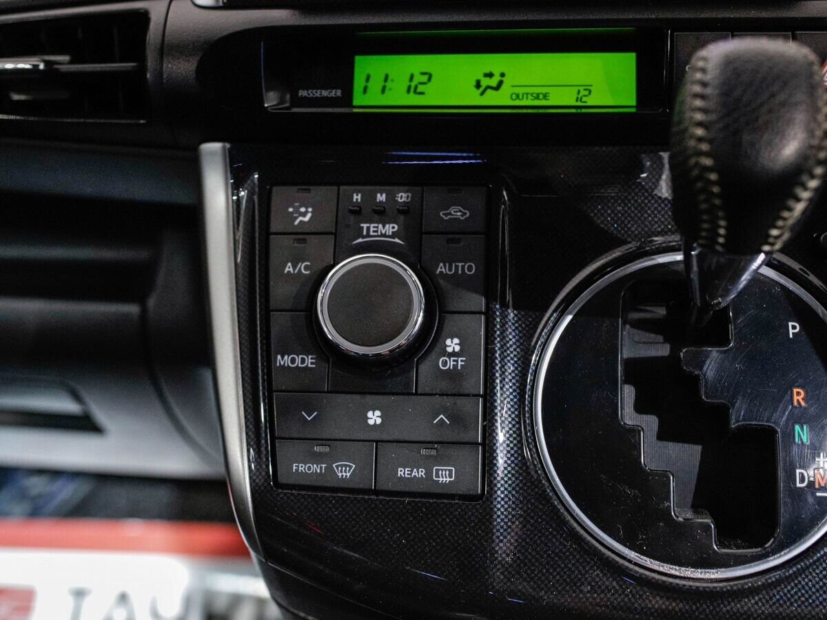 Toyota Wish 2012 - фото автомобиля