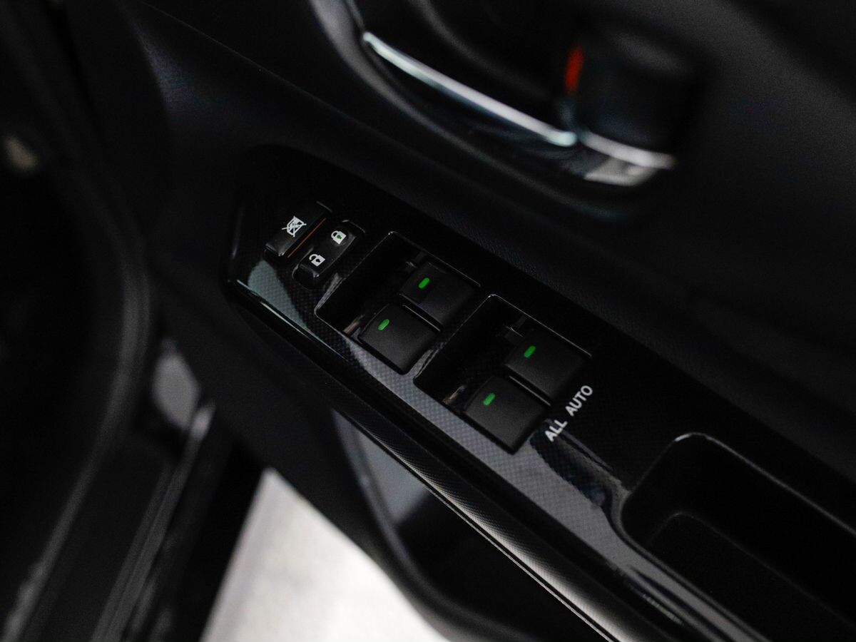Toyota Wish 2012 - фото автомобиля